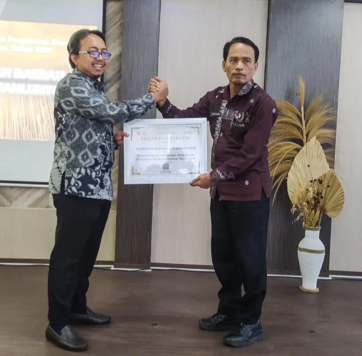 Penyerahan piagam kepada Kepala Dinas Sosial, Pemberdayaan Masyarakat Desa, Perempuan dan Perlindungan Anak Kota Sawahlunto, Adriyusman, S.Sos, oleh Kepala KPPN Sijunjung, Anton Widodo, Kamis (22/5/2026) di Sijunjung.